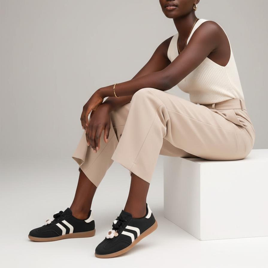 Basket femme à breloque fleur et détails blancs élégants