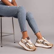 Baskets dorées avec détails marron et semelle épaisse