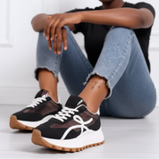 Baskets dorées avec détails marron et semelle épaisse