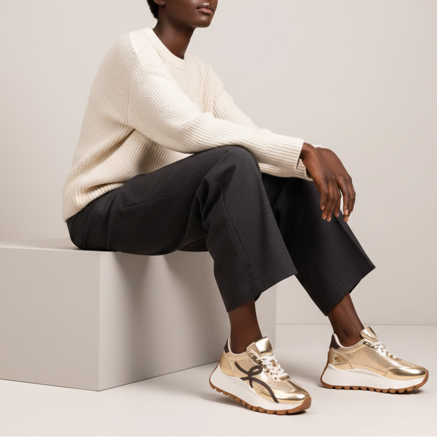 Baskets dorées avec détails marron et semelle épaisse