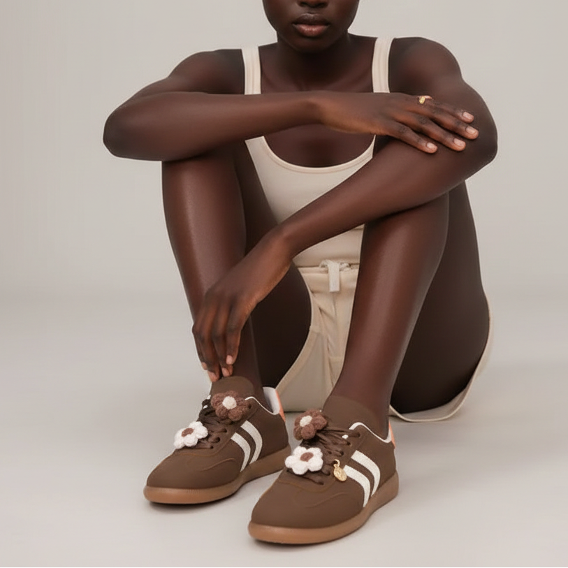 Basket femme à breloque fleur et détails blancs élégants