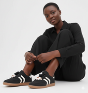 Basket femme à breloque fleur et détails blancs élégants