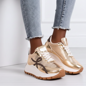 Baskets dorées avec détails marron et semelle épaisse