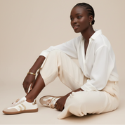 Basket femme à breloque fleur et détails blancs élégants