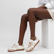 Basket femme à breloque fleur et détails blancs élégants