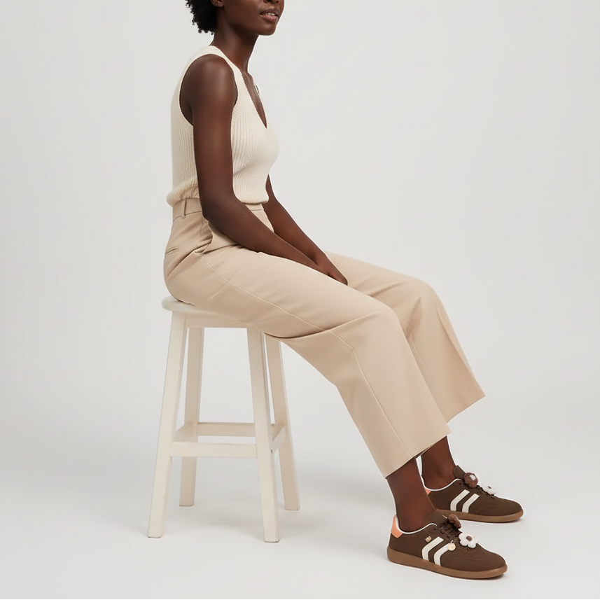 Basket femme à breloque fleur et détails blancs élégants